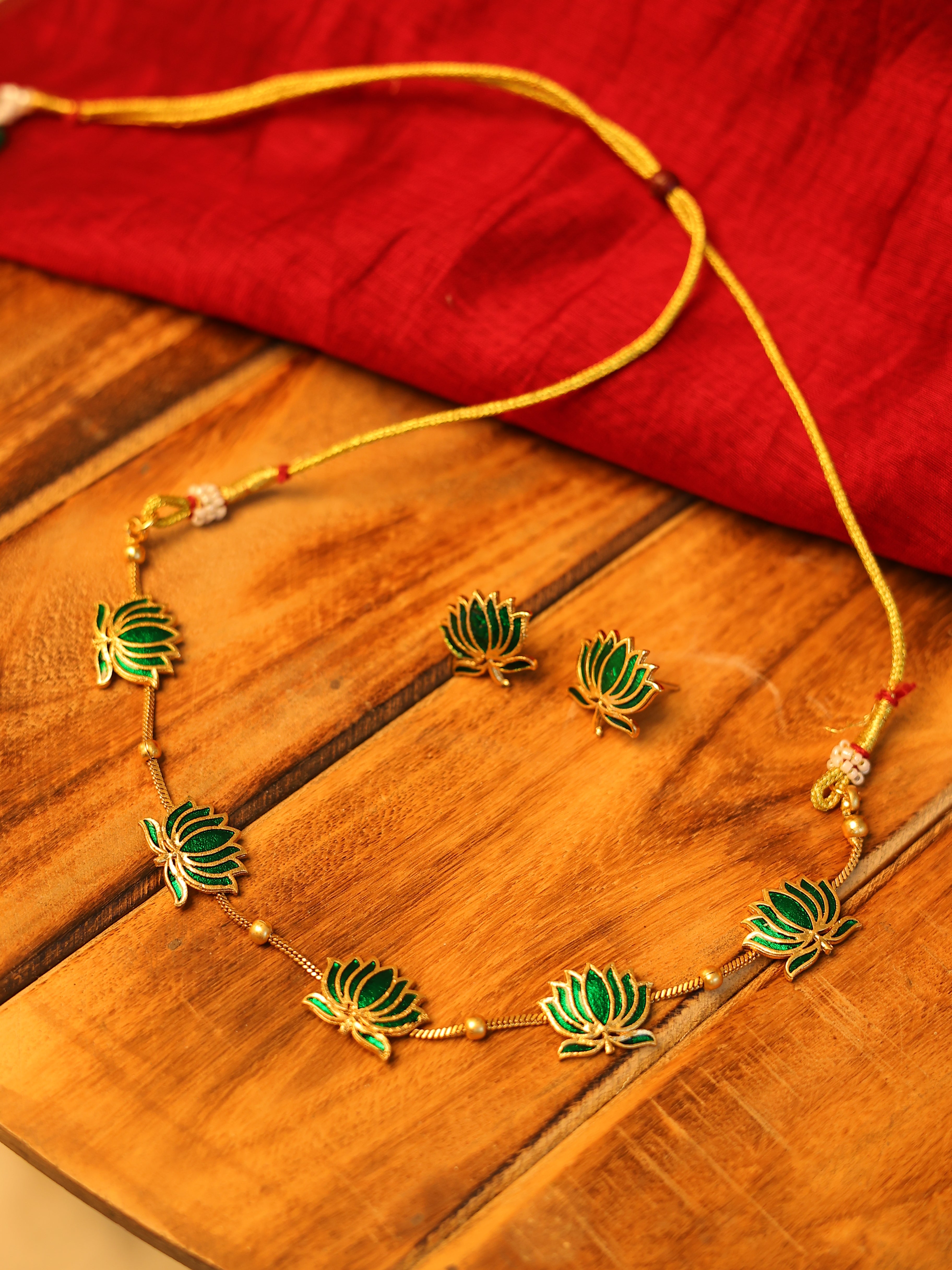 Green Lotus necklace simple ￼