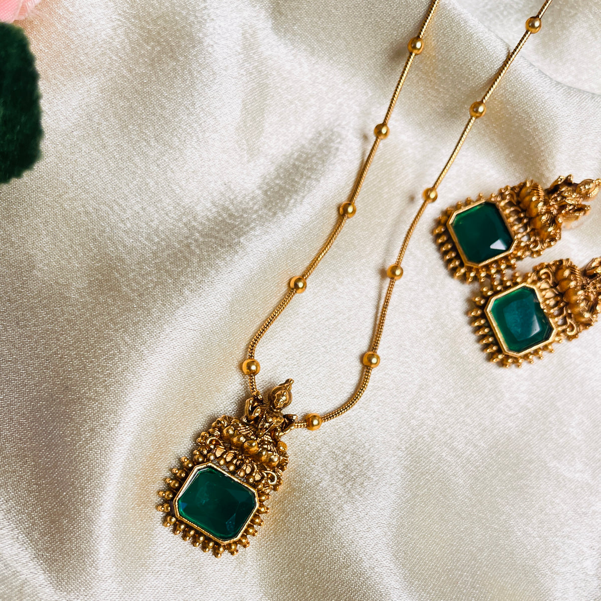 EMERALD LAKSHMI ANTIQUE PENDANT NECKLACE SET (SJ 175)