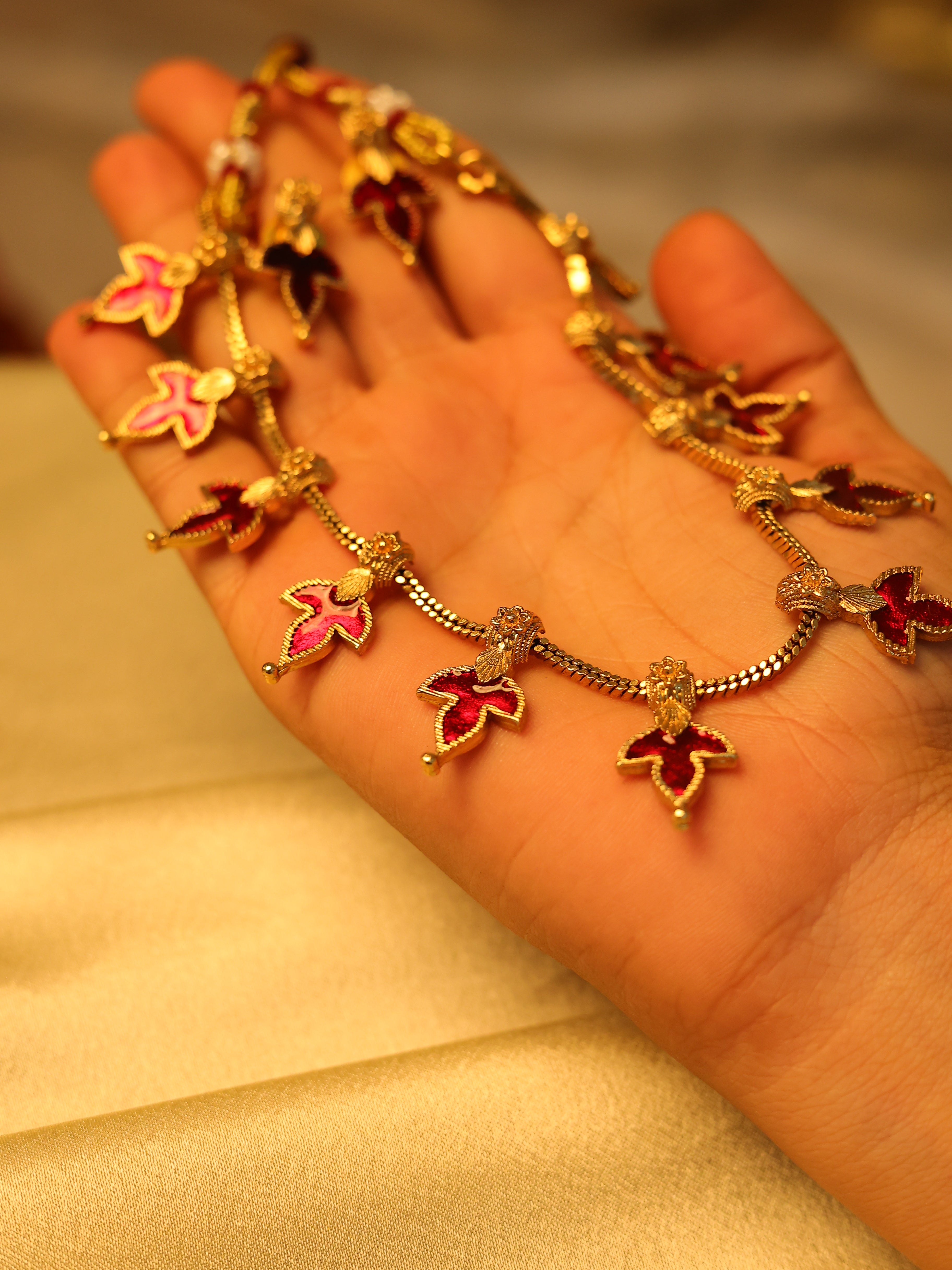 Red Floral Vine Necklace 🌸✨