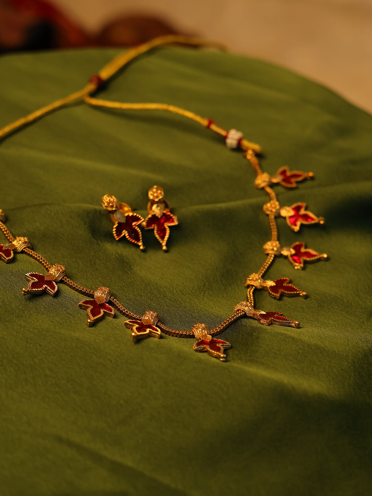 Red Floral Vine Necklace 🌸✨