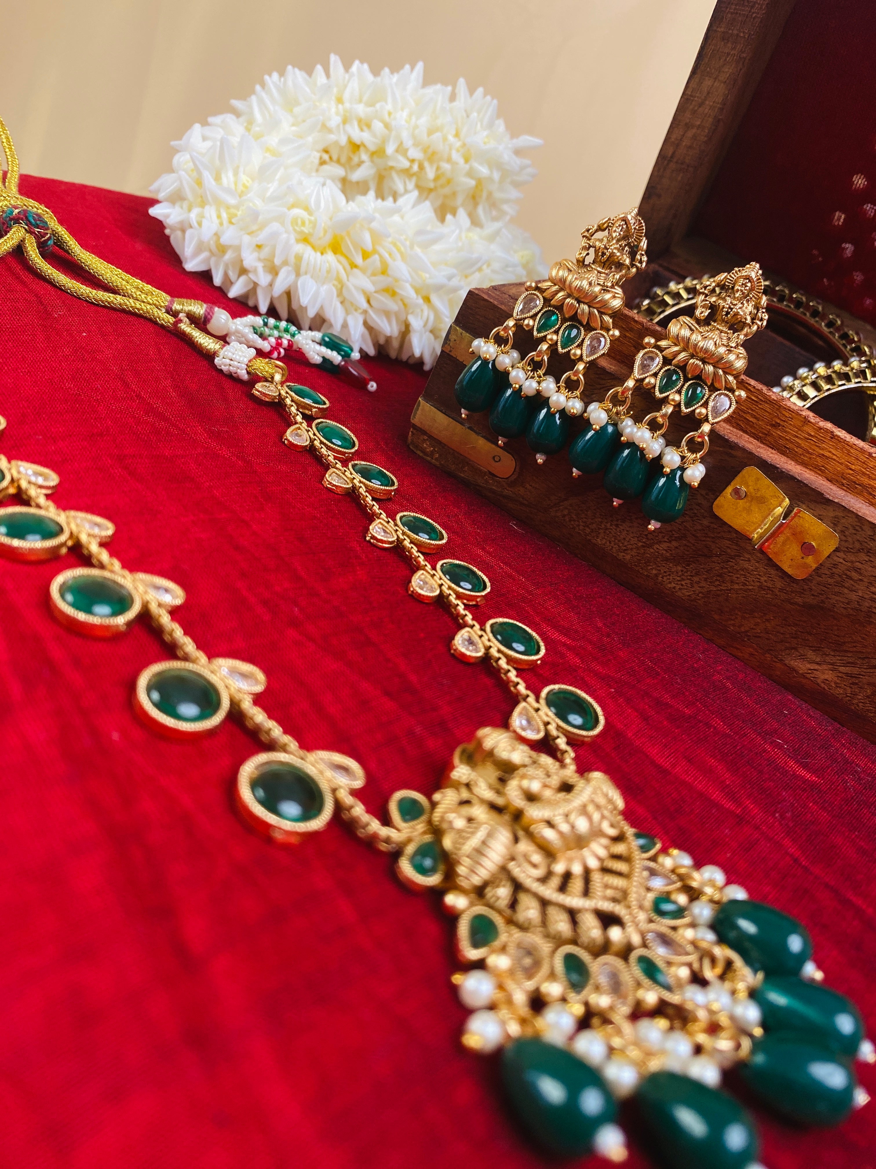 Traditional Temple Design Necklace with Earrings – Green, white & Gold