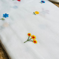 PEARL GARDEN🌸🦋 WHITE WITH COLOURFUL THREAD EMBROIDERY FLORAL SOFT MUL COTTON SAREE(SU 832)