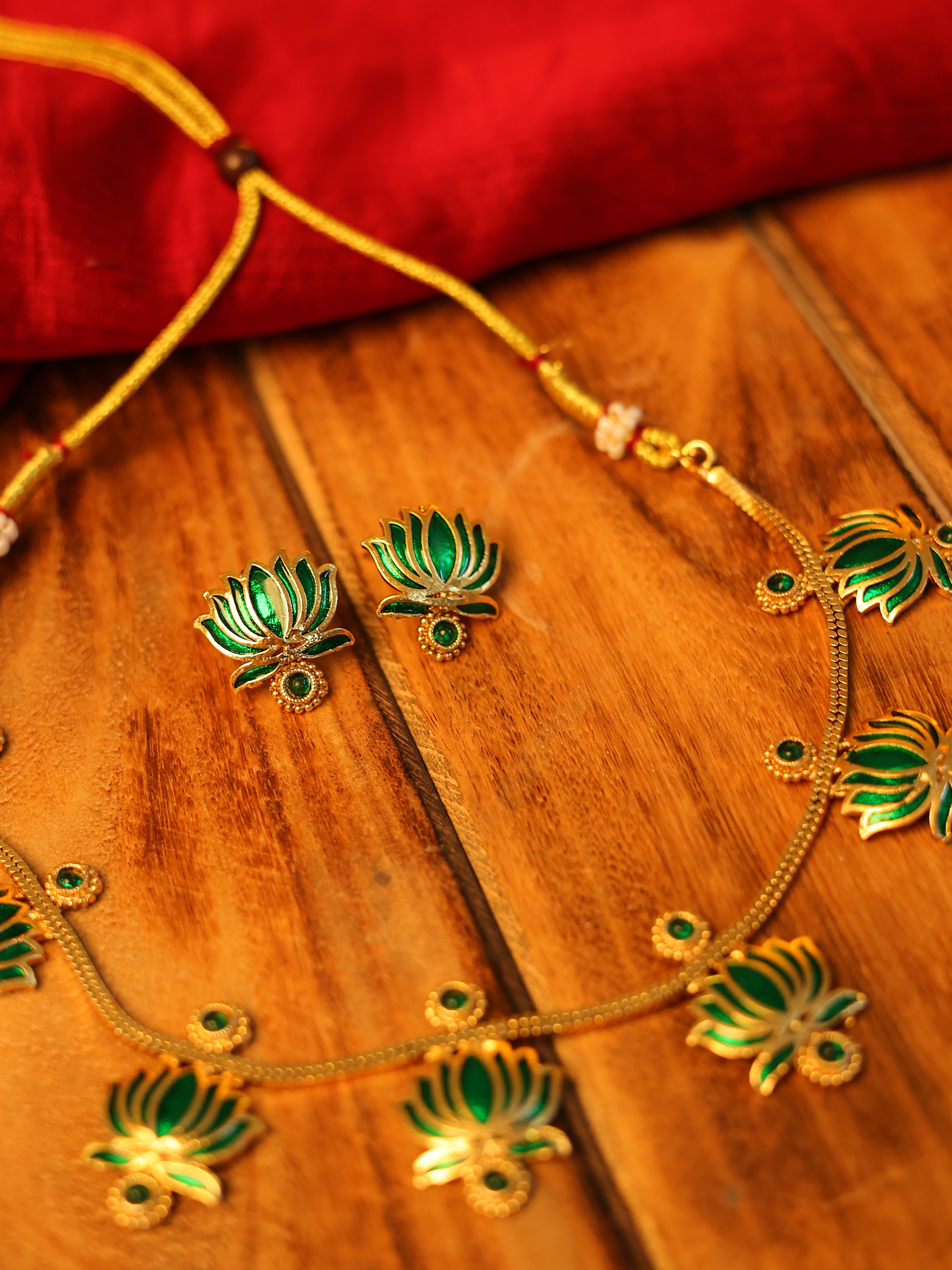 Green Lotus Necklace with round base stone ✨
