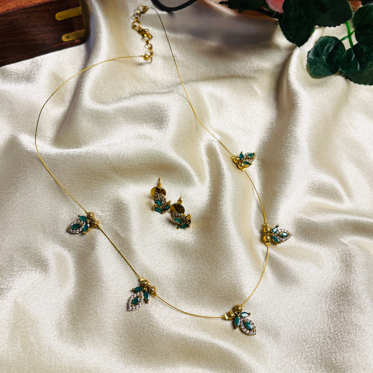EMERALD GREEN DROPS INVISIBLE NECKLACE SET (SJ 181)