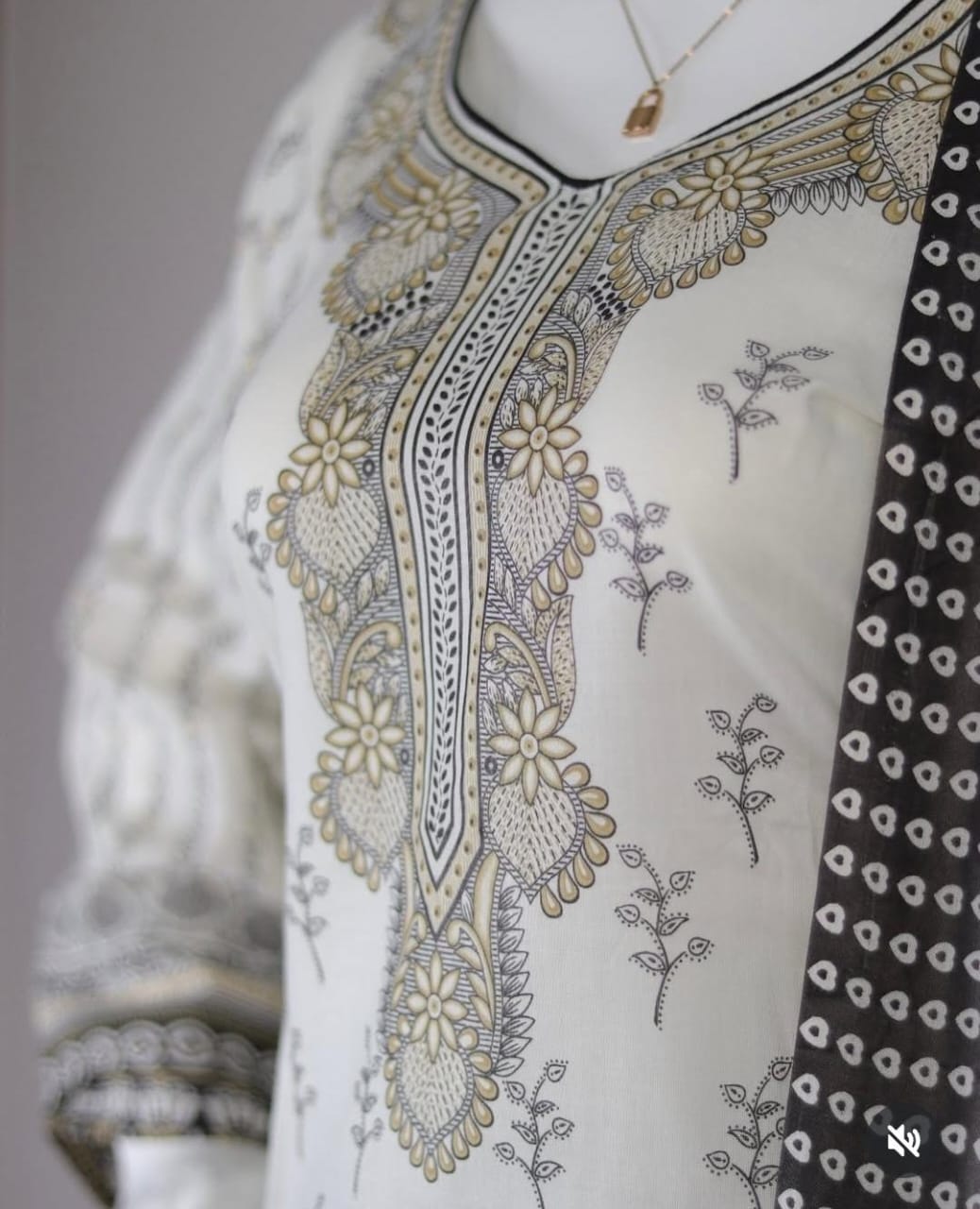 White kurti set with back print (SU 264)