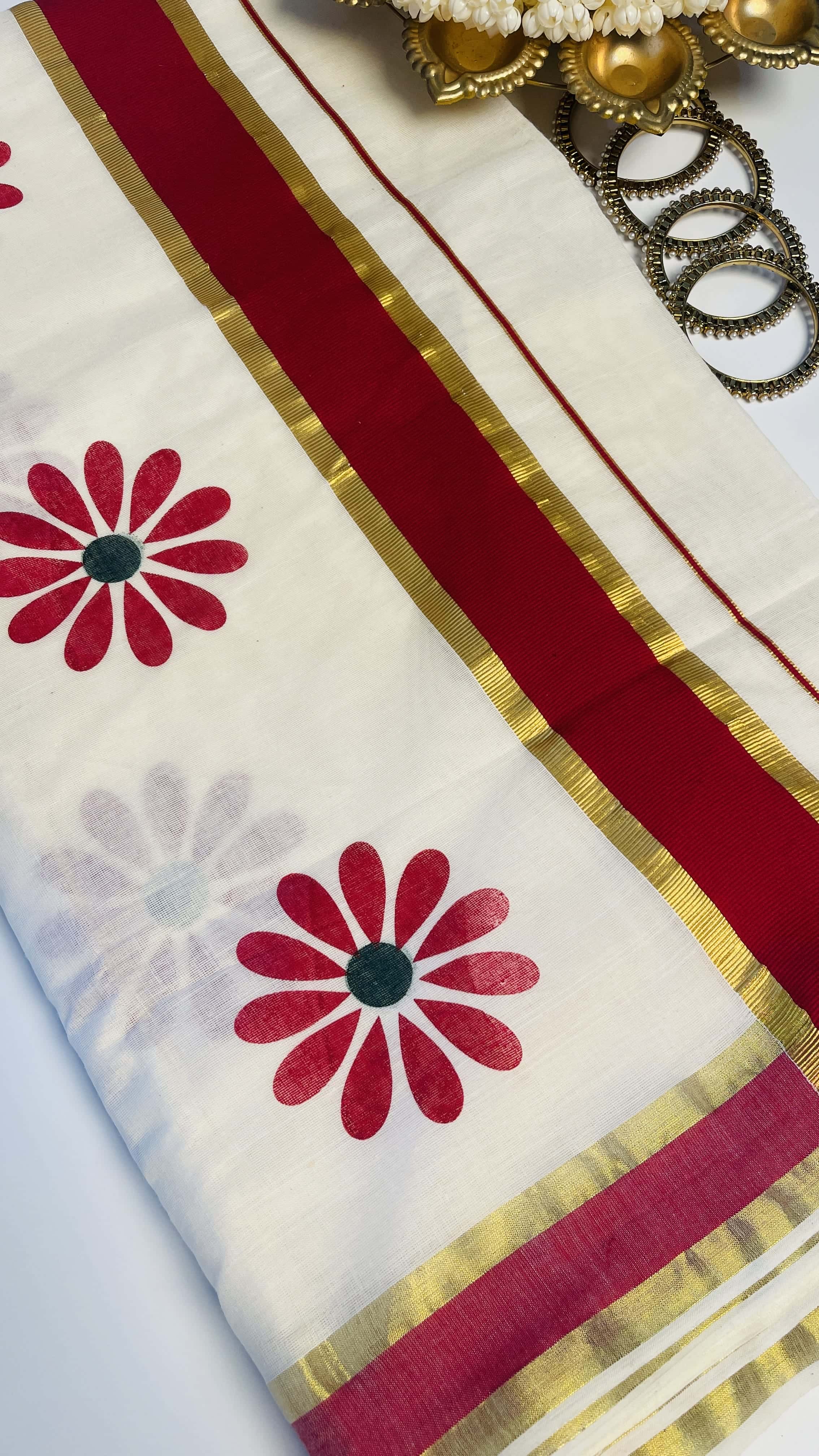 Red round flower print saree