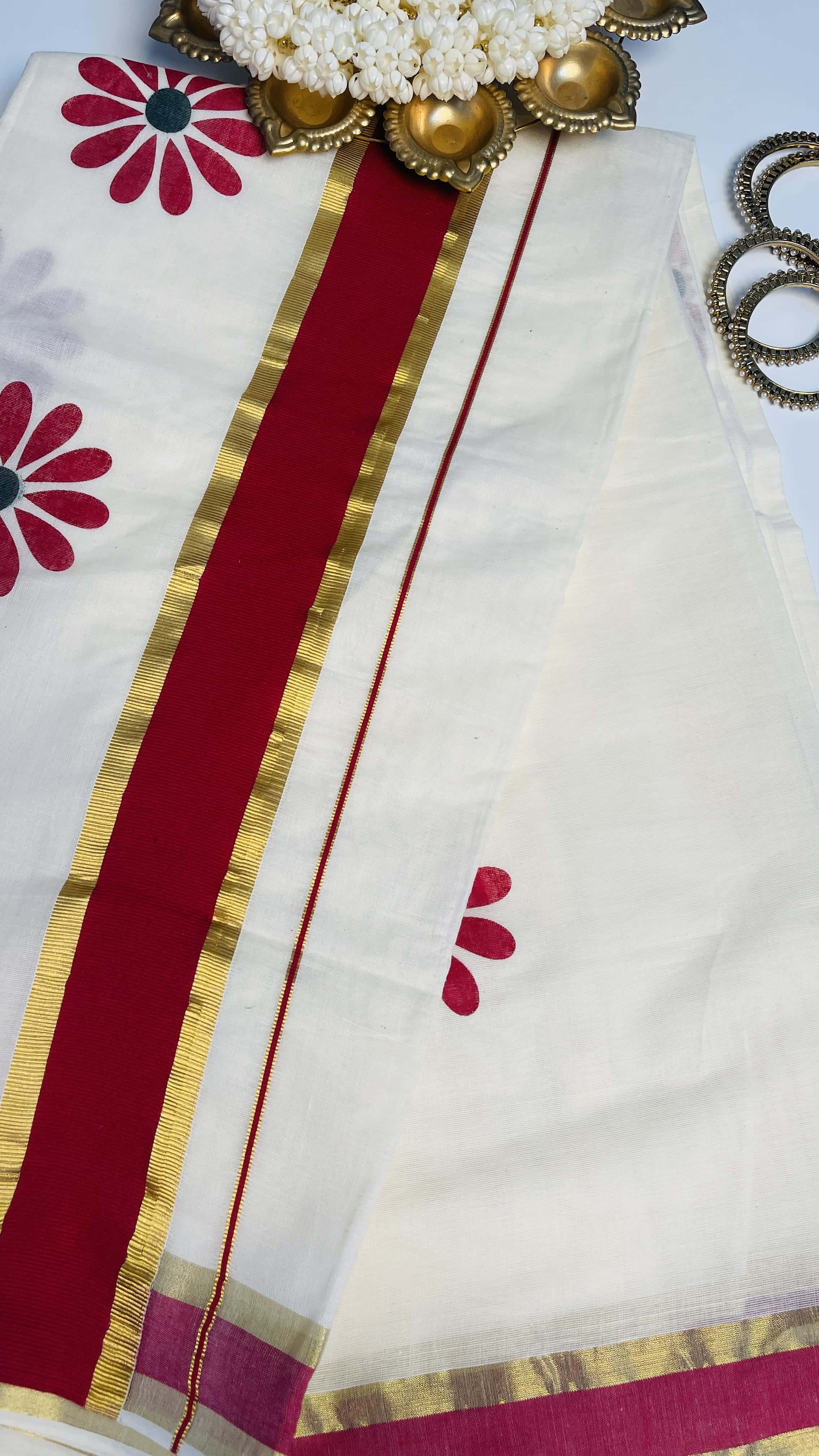 Red round flower print saree