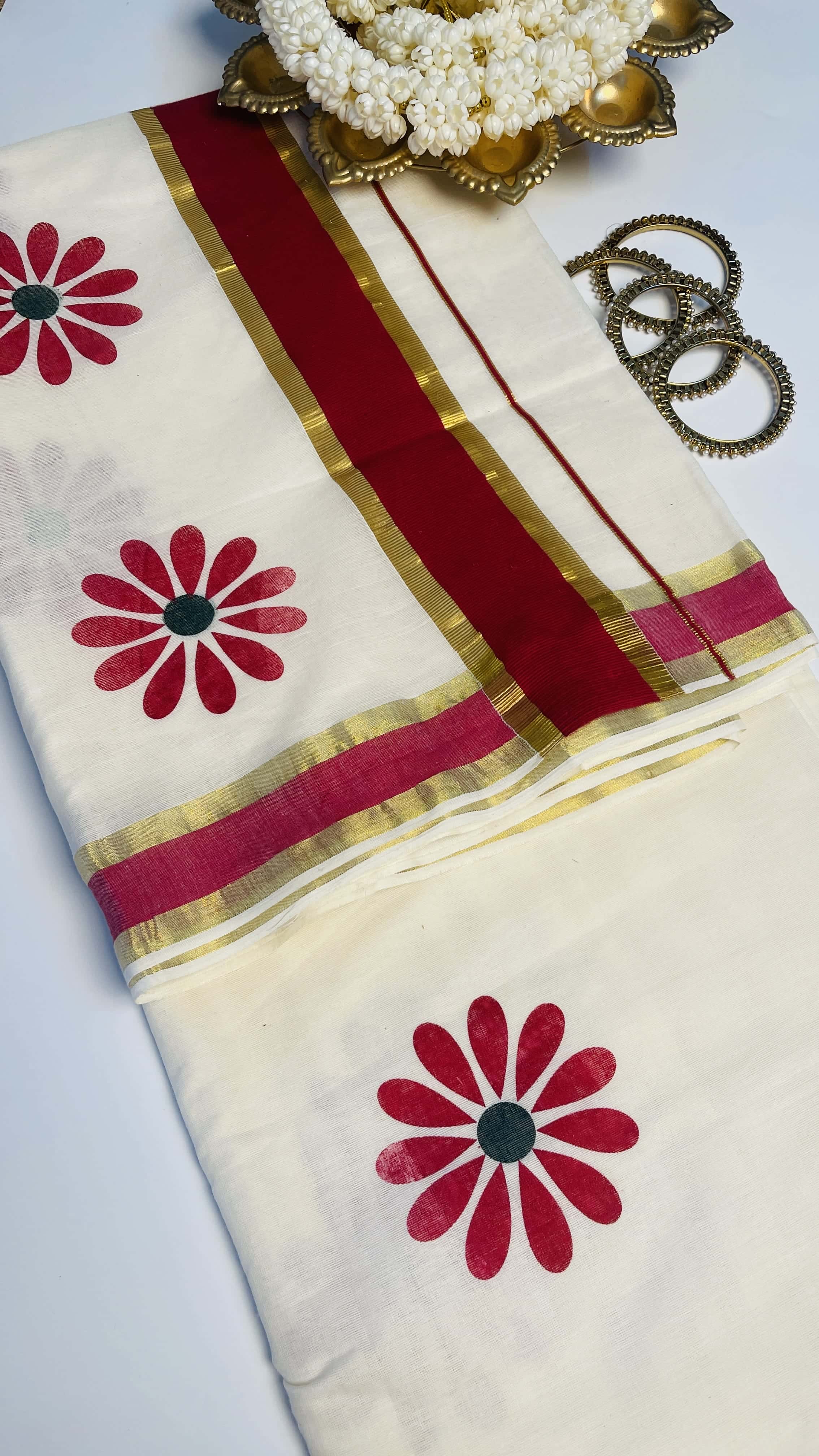 Red round flower print saree