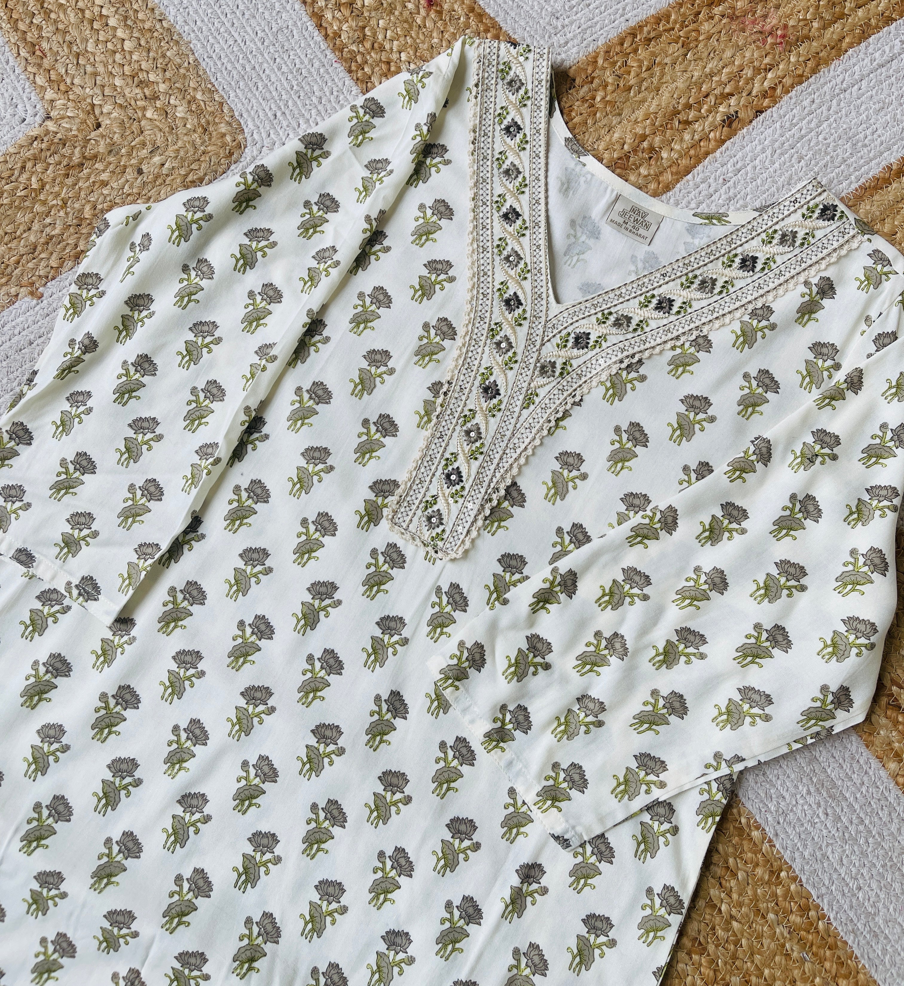 OFF-WHITE V NECK  LOTUS DESIGN TOP -SU 610