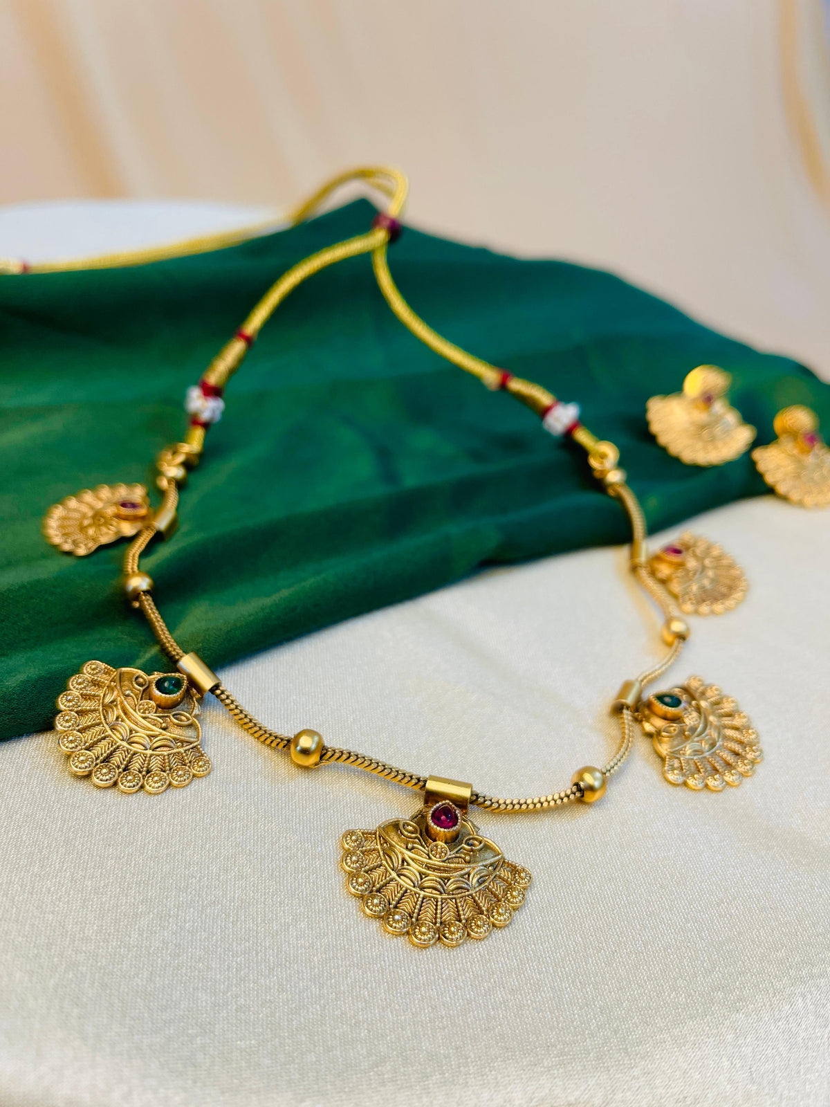 Traditional Fan Motif Necklace Set ✨