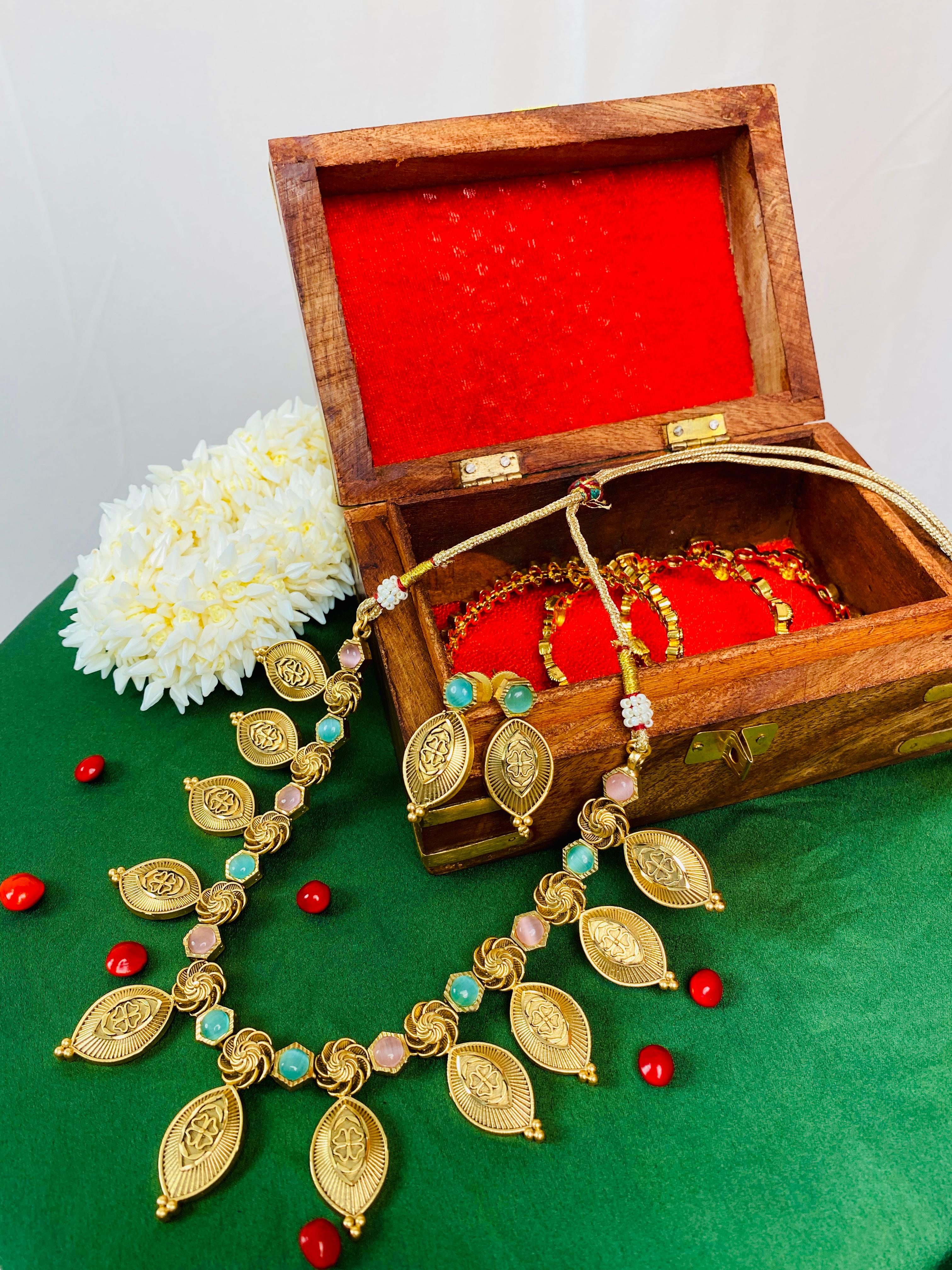 Antique Golden Oval Motif Necklace Set