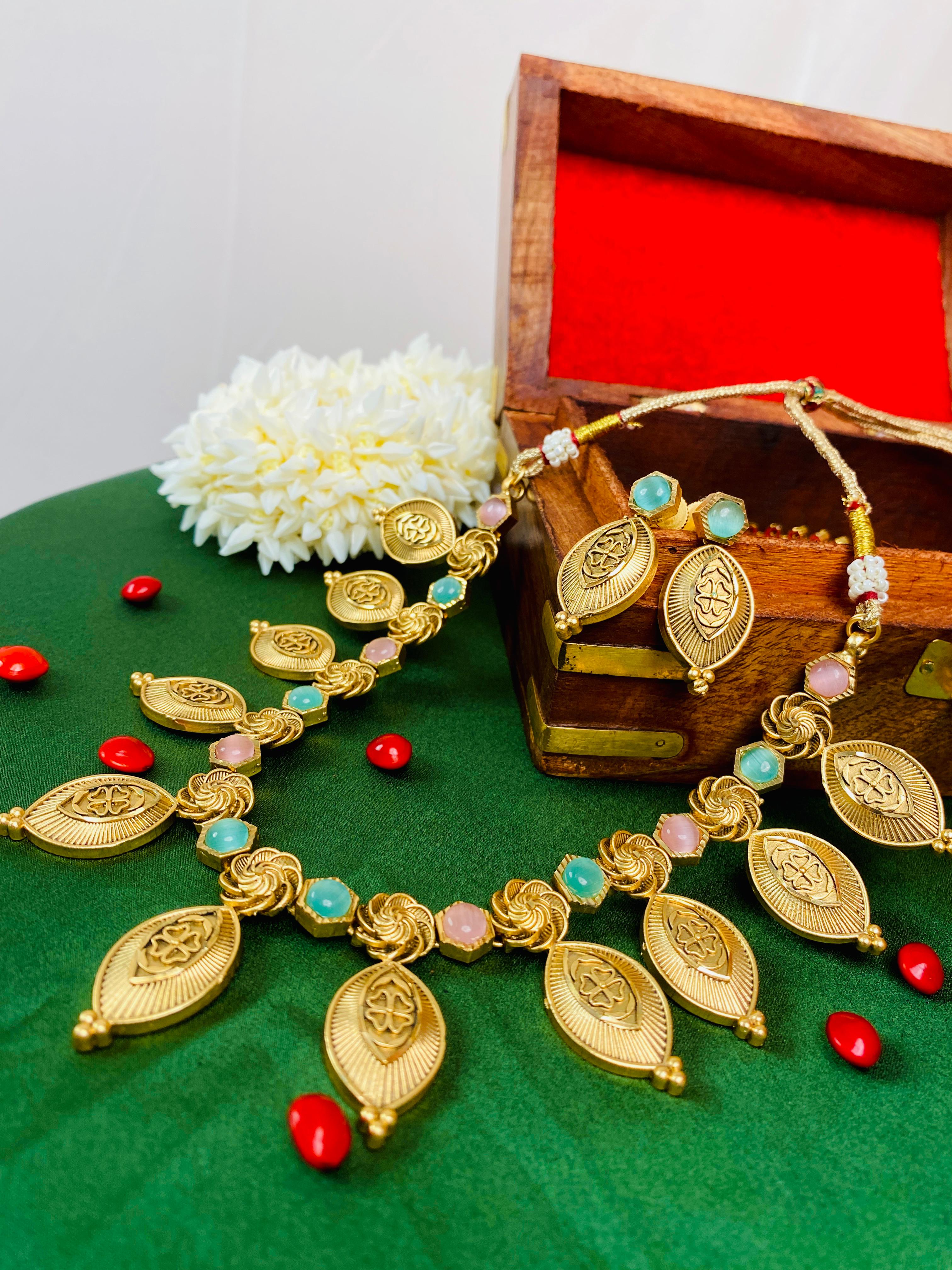 Antique Golden Oval Motif Necklace Set