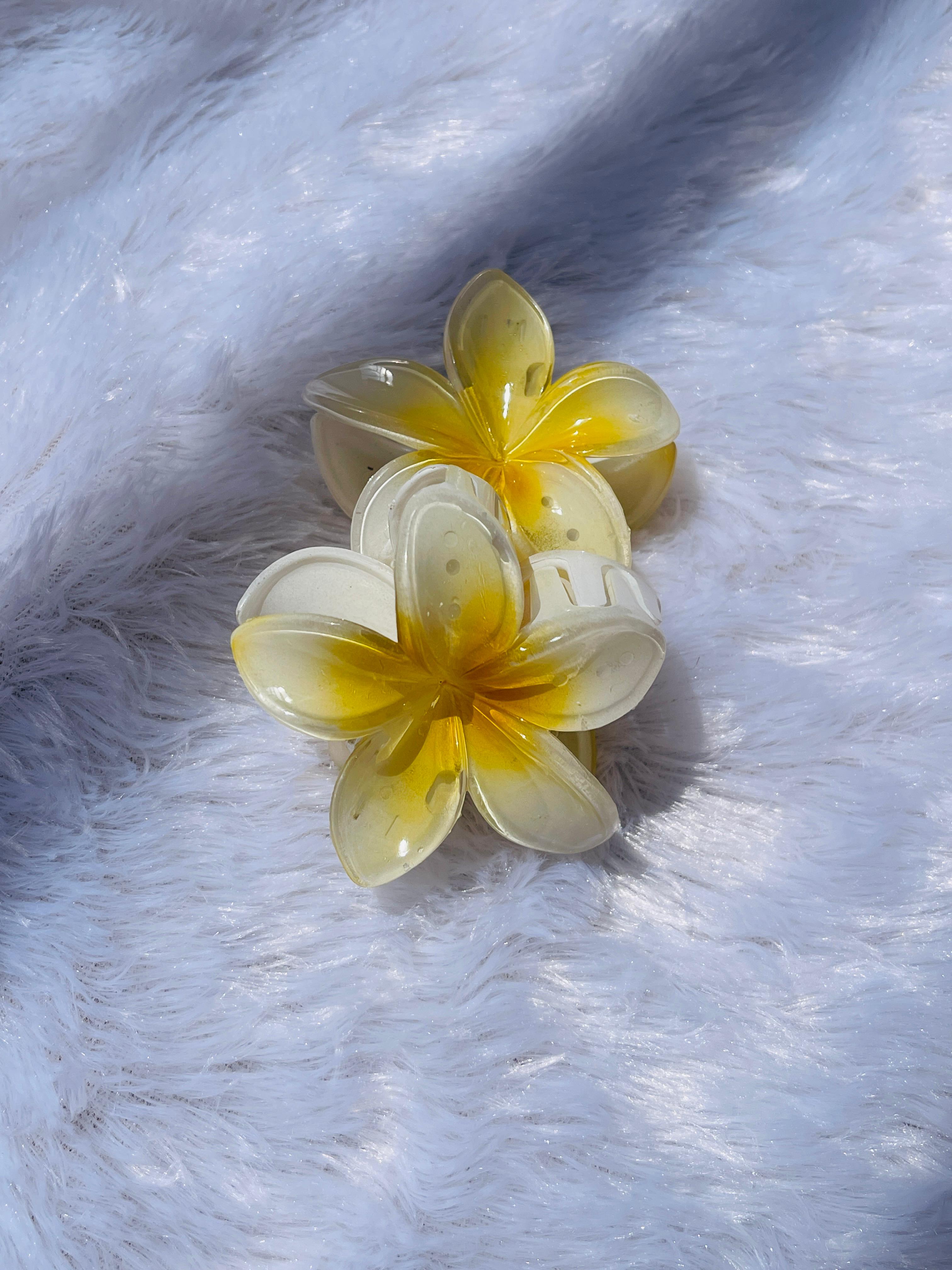 KOREAN CLAW HAIR CLIPS WHITE WITH YELLOW ( SJ 73 )