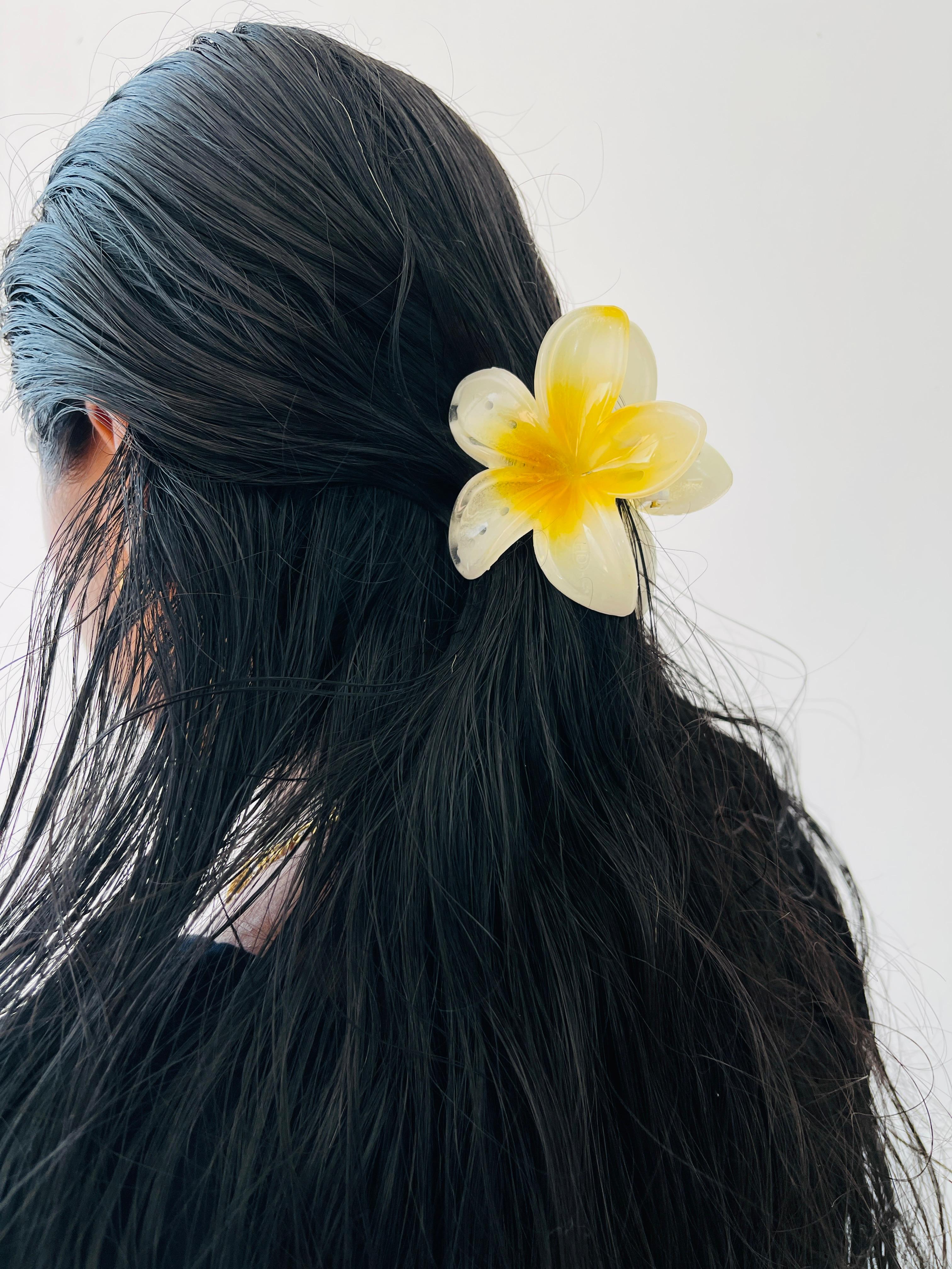 KOREAN CLAW HAIR CLIPS WHITE WITH YELLOW ( SJ 73 )