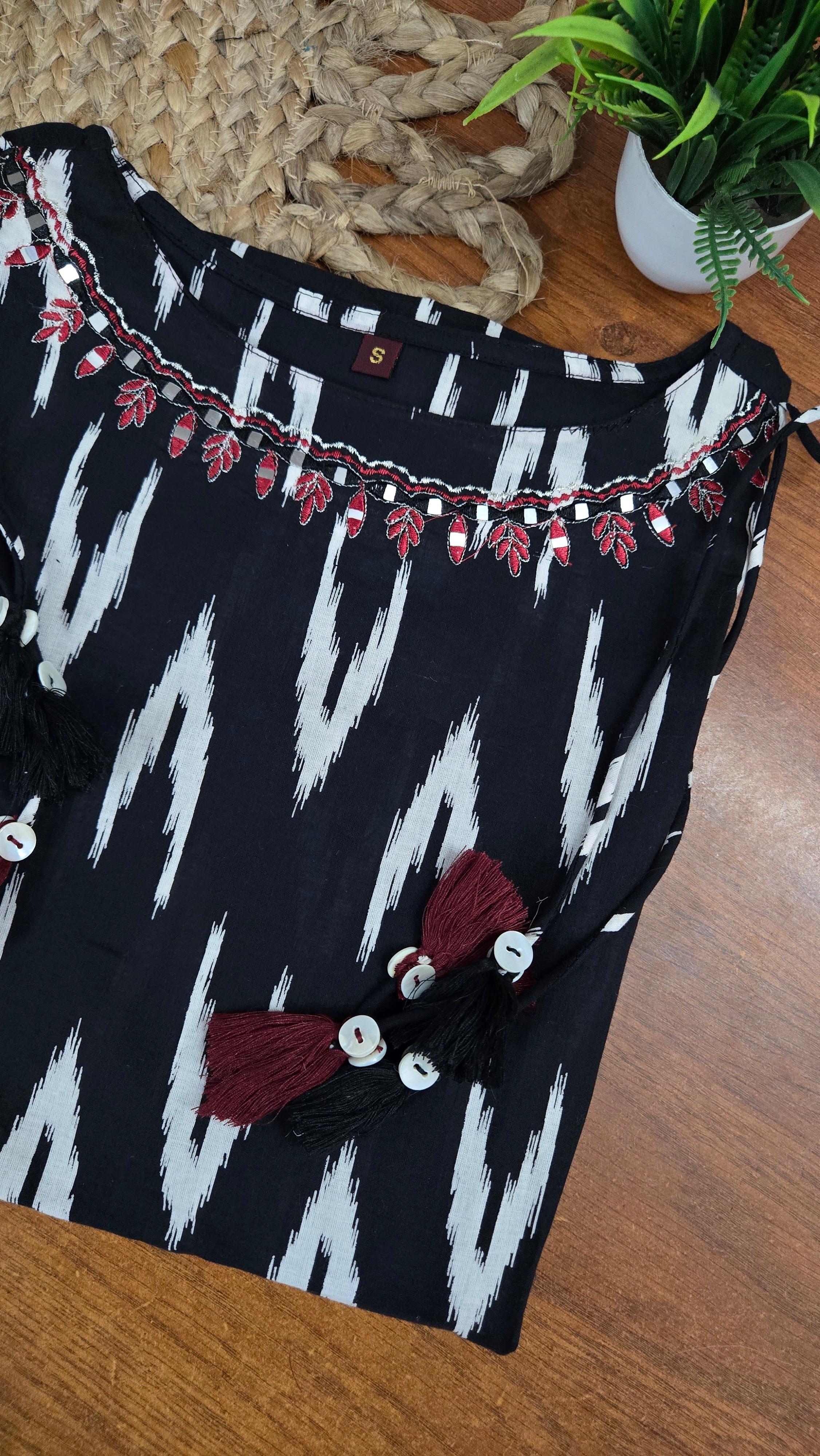 BLACK FLAME CHARM TOP (SU 438)